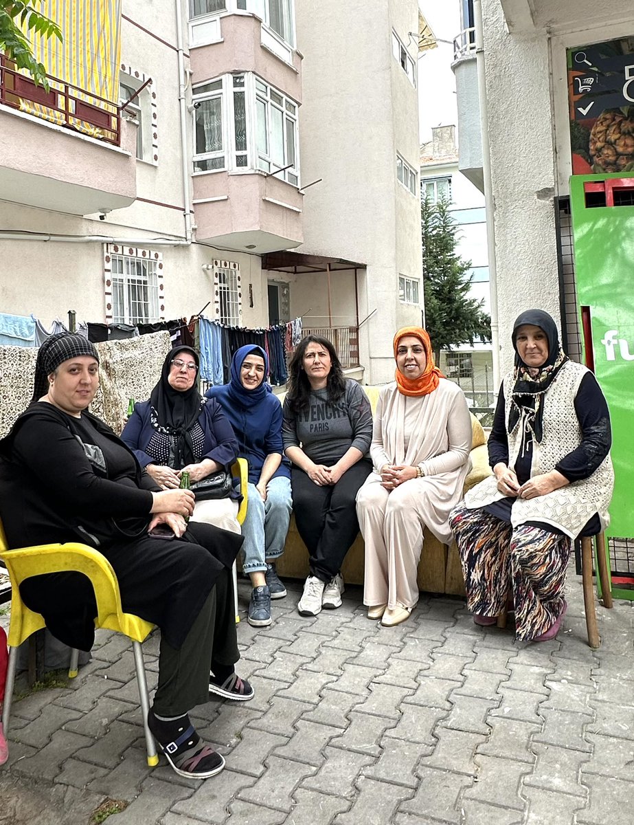 Kadınlarımız hayatın her alanına değer katıyor, bulunduğu her yeri güzelleştiriyor🌸 İlçemizdeki kadın esnaflarımızı ziyaret ederek kendileri ile selamlaştık,sohbet ettik. İlçemizin değerli kadın esnaflarının tümüne hayırlı işler, bereketli kazançlar diliyorum.