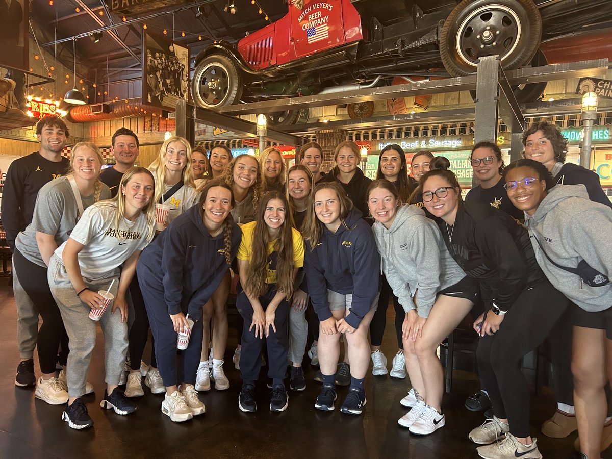 Short stop for lunch at ⁦@portilloshotdog⁩ in Tinley Park and the Tholl family home en route to Iowa City. ⁦@umichsoftball⁩ #sharingmemories #creatingmemories