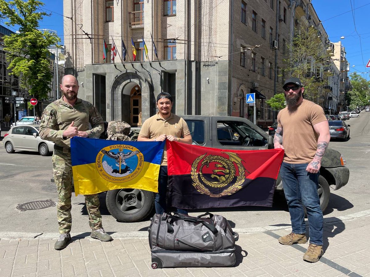 UFL_Robin's tweet image. It's not often that I have the privilege of handing donations to their recipients. Last week, in Kyiv, I did.
Something in that suitcase may save the life of one of the guys in this photo.
To everyone who contributed to filling it: thank you.
(Posted with their permission.)