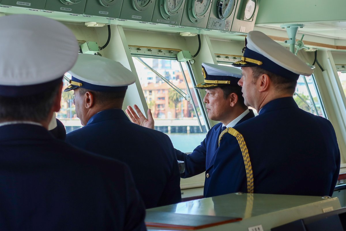 Welcome to San Francisco, #KOJIMA! The Japan Coast Guard training ship arrived today, carrying officer candidates as they undergo training on the high seas. Deputy Consul General Kishimori, community members, and @USCGPACAREA warmly greeted the crew. @JCG_koho