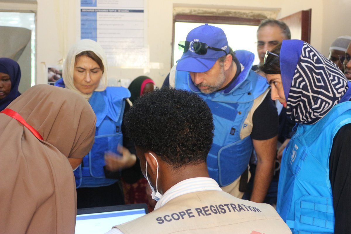 In #Somalia, Salvador Dahan, @WFP's Chief Risk Officer, saw first-hand how #SCOPECards provide hope to communities in hard-to-reach places through increased and predictable access to food — reaffirming WFP's commitment to making informed decisions, even in the face of adversity.