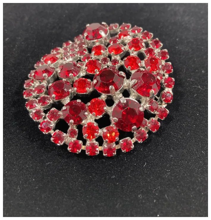 Dimensional Round Garnet and Ruby Red Glass Rhinestone Brooch
#rubylane #vintage #brooch #rhinestones #vintagejewelry #giftideas #jewelryaddict #vintagebeginshere #fashionista #diva #glam
rubylane.com/item/136230-E1…