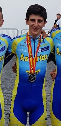 Victoria de Pelayo Sánchez en el #Giro .Aprovechamos para recordar sus inicios en Asturias con esta foto de cadete posando con la medalla de plata conseguida en el Campeonato de España de contrareloj por equipos de 2016.#GirodItalia #PelayoSanchez #Ciclismoasturiano