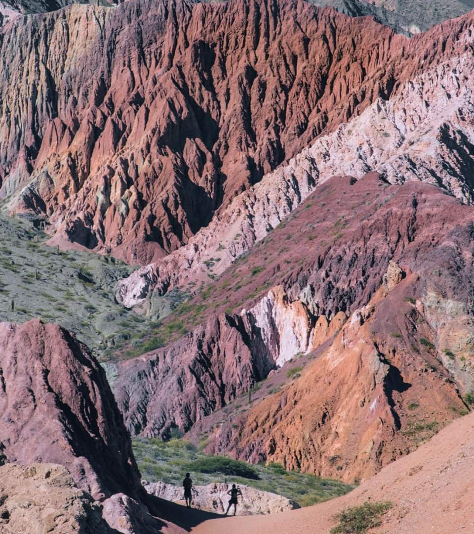 🌵 Paseo de los Colorados en Jujuy🦙✨🧡 ✨Es un circuito corto donde el paisaje montañoso deja sin aliento a quien lo visita ♥️ ✨Se extiende a las espaldas de Purmamarca, explotando en colores 🌈 Fotos de @VisitJujuy