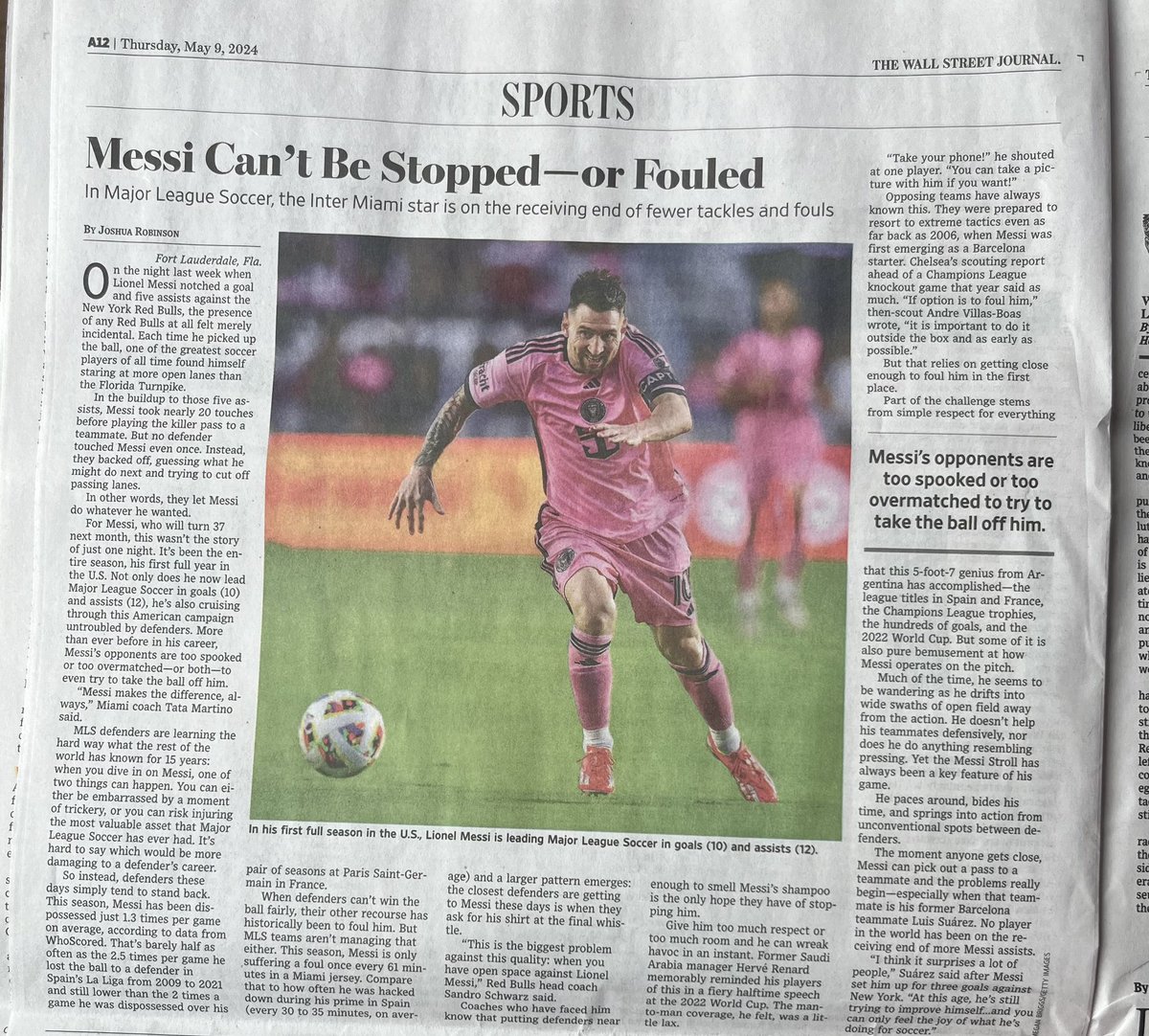 The Wall Street Journal, periódico New York🇺🇸, le dedico hoy unas columnas a Leo: - Messi no puede ser parado o Fauleado - Es uno de los mejores de la Historia del futbol - Rivales asustados o muy superados pa quitarle la⚽️ - Se pasea, espera el momento oportuno y entra en acción