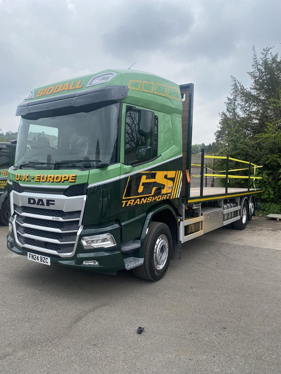 Brand-new DAF XD for our valued customer, Geo Siddall. 🚛✨ Equipped with a 26T flatbed and moffett kit, ready for the transportation of aggregates, construction equipment, machinery and more, out of their Derbyshire-based operation. #DAFXD #DAF #Truck #Derby #MotusCommercials