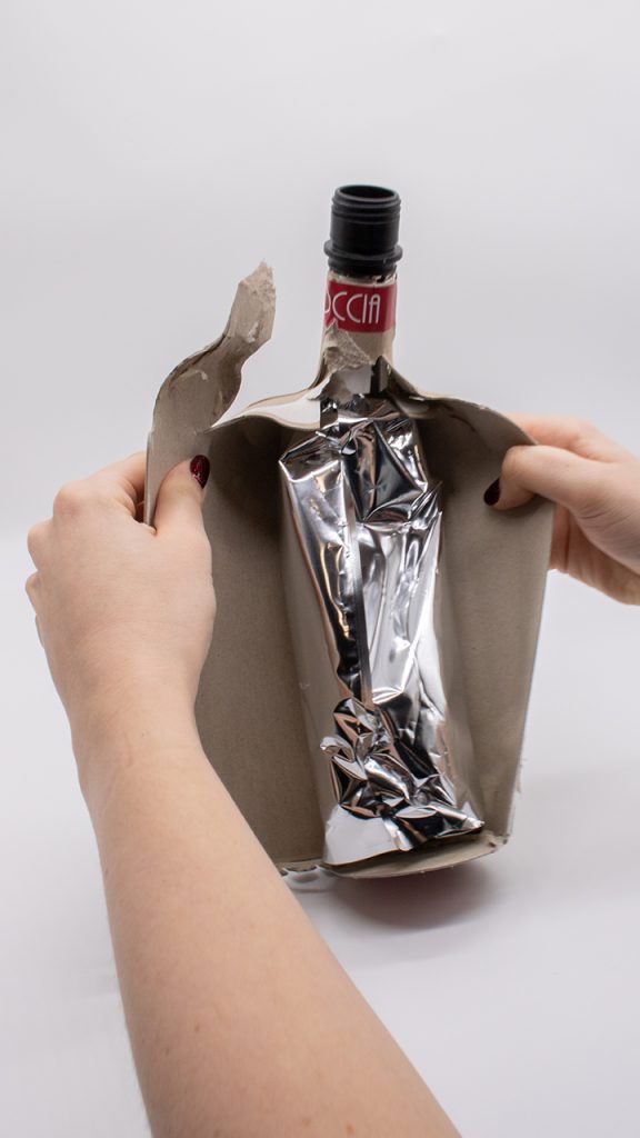 ¿Botellas de papel para vinos y licores hechas con 94% de cartón reciclado?🤓 Una idea innovadora de la empresa 🇬🇧 @Frugalpac, que fue premiada esta semana junto a otras empresas de UK, en @TheKingsAwards. Más información: bit.ly/4dxfaXo 📷@frugalpac