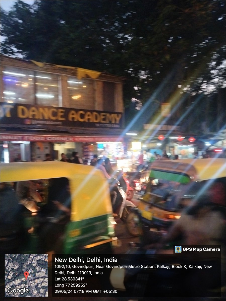 'Mannat Dance Academy' का यह बोर्ड और अवैध रूप से निकाले गए छज्जे आखिर किसकी #परमिशन से लगे हुए हैं,जोकि नीचे भी #अवैध रूप से कब्जा कर पूरा फुटपाथ घेर कर #मालिक द्वारा #किराया वसूला जा रहा है।

@LtGovDelhi @DelhiPolice @DCPSEastDelhi @MCD_Delhi 

#Mcd #DelhiPolice #Kalkaji