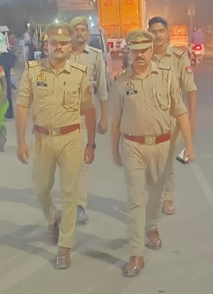 #SSPBareilly के निर्देशन में थाना बिथरी चैनपुर #bareillypolice द्वारा अपराध नियंत्रण, शांति एवं कानून व्यवस्था बनाये रखने के दृष्टिगत थाना क्षेत्र के मुख्य मार्गों व भीड़-भाड़ वाले स्थानों पर पैदल गश्त की गयी। 
#UPPolice  
#Footpatrolling