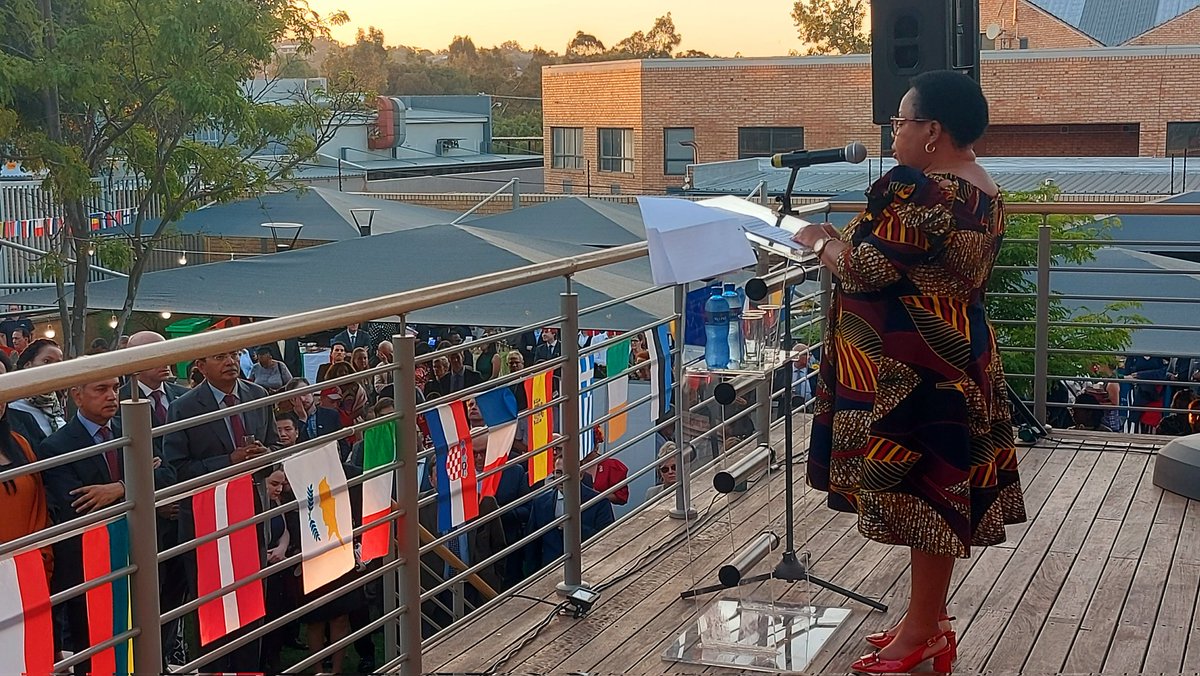 Today's #EuropeDay reception in #SouthAfrica, EU Ambassador @SandraKramerEU celebrated peace, solidarity and international cooperation together with representatives of the South African government, the diplomatic corps, business leaders, civil society and more. #UnityinDiversity