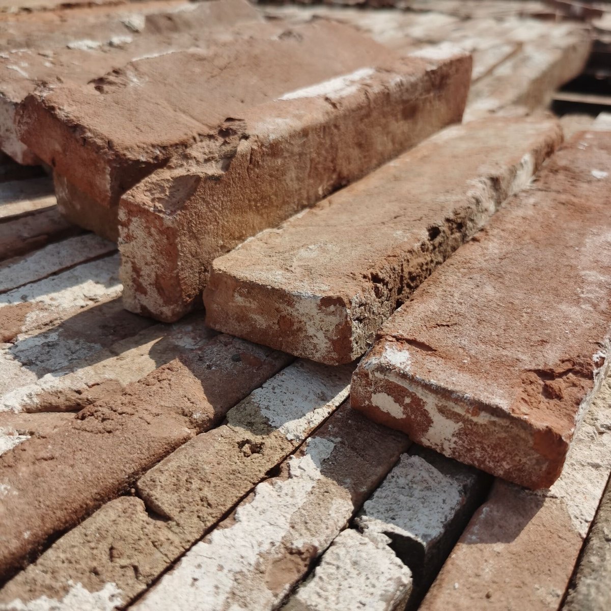 Recycled brick veneers #thinbricktiles #brickveneers #brickinspired #brickinterior #taitonebrick #reclaimedtiles