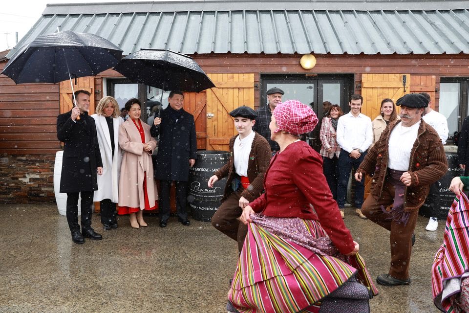 People complain about how China “museumifies” minorities and “force” them to perform traditional dances for tourists… Then Xi goes to Europe and this is the reception, which I personally love…but it’s interesting no one says this is “forced” dancing and “museumification”.