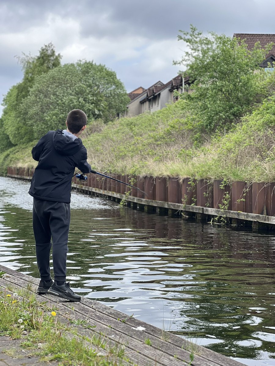 Today we travelling further along the #scottishcanal to try our luck 🎣 , still nothing but this young person’s perseverance has to be admired! 
@Mr_Hutch75 you’d be proud. 

@IWBSFalkirk #watchusgrow #metaskills
