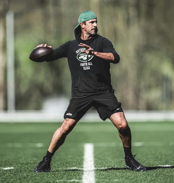 Bleacher Report released their top-12 QBs for 2024 & Aaron Rodgers wasn't one of them And some of the guys they put ahead of him 🤮 See the list here: shorturl.at/aeCGR The disrespect But he'll show them 2024 Comeback Player of the Year incoming 🔥✈ #Jets