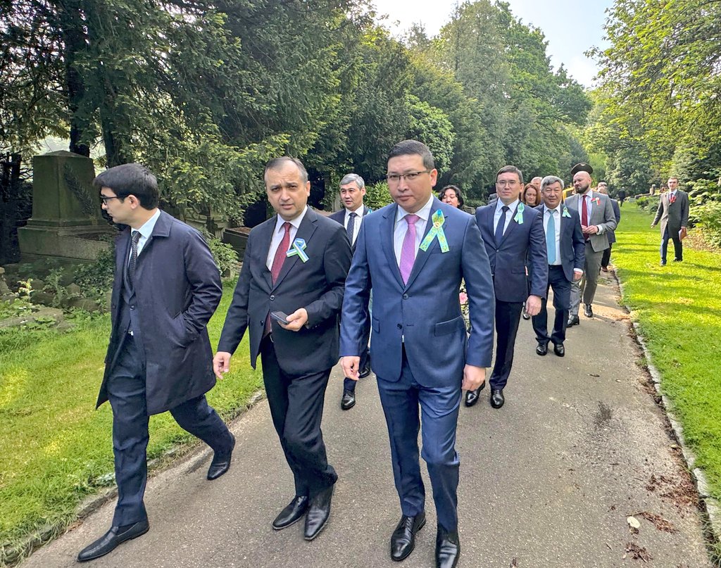 On the Victory Day, Kazakh diplomats took part in a joint ceremony of laying flowers to the city monuments that commemorate the soldiers of WWII. 20% of population, or 1.2M soldiers from Kazakhstan fought in the war, of whom 600k died. 🇰🇿received 1.5M evacuees from the war zones