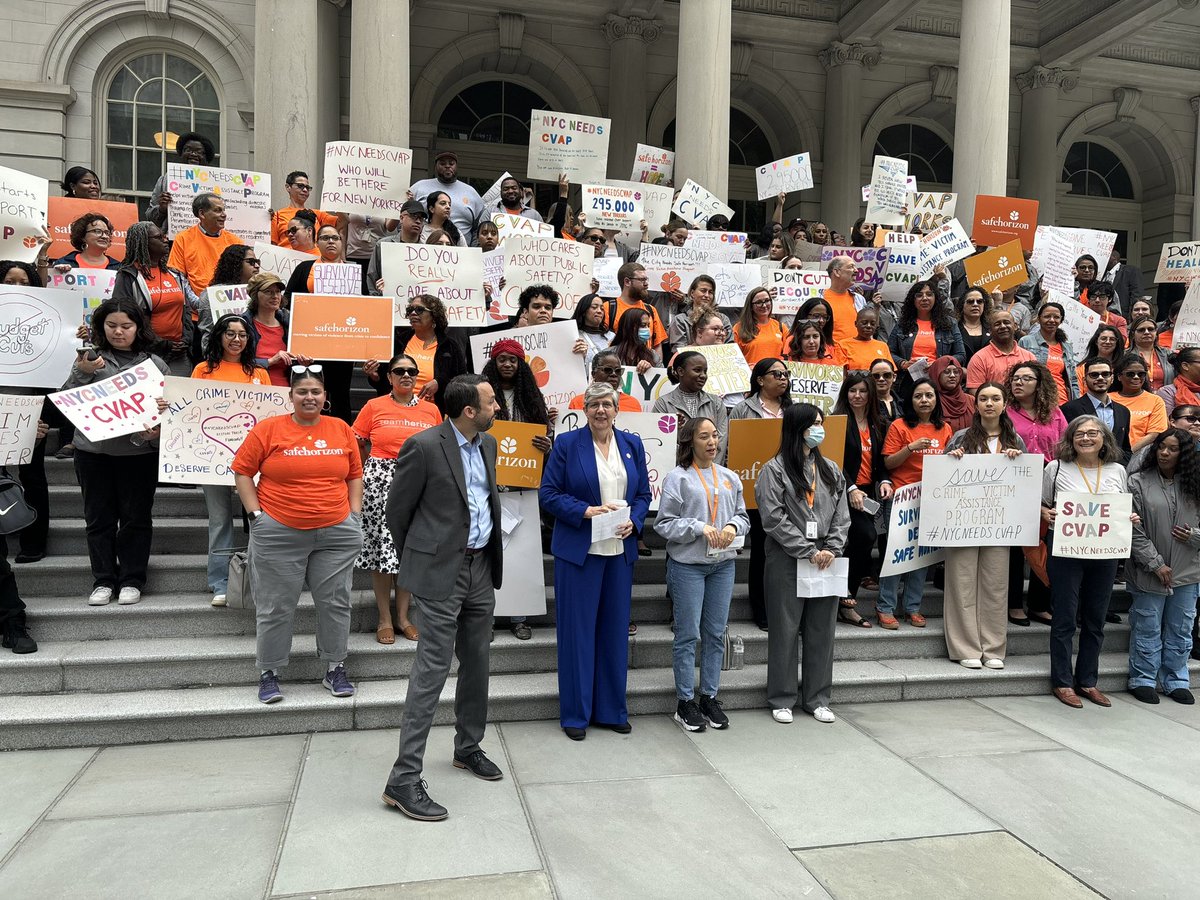 Love to see my @SafeHorizon colleagues out in force to urge @NYCMayor to restore his $3 million cut to our Crime Victim Assistance Program which helped 54,000 New Yorkers in FY23. Keep CVAP funded! #NYCneedsCVAP