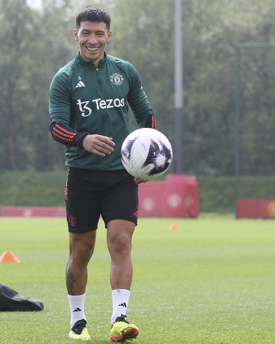 🇦🇷 @LisandrMartinez de regreso con una sonrisa 😄 #MUFC || #PL