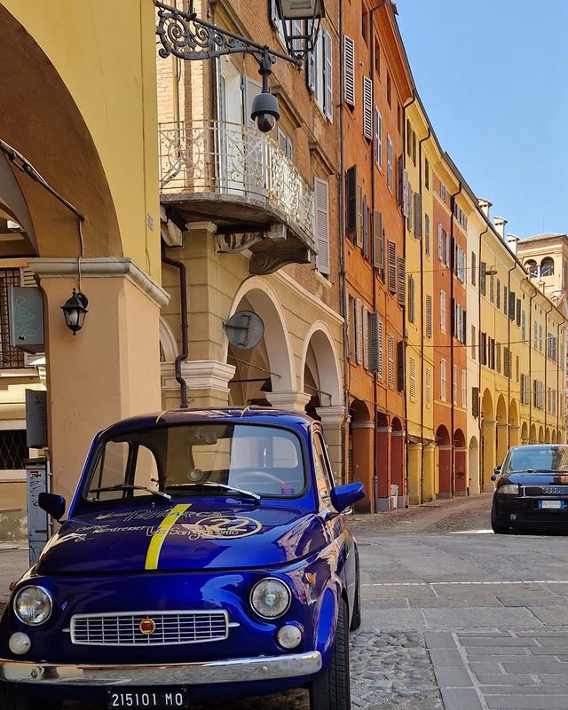 È sempre bello vedere un mito italiano come la 500 nel cuore di #Modena 🇮🇹😍 Ph varo.sutta | Via #modenaedintorni