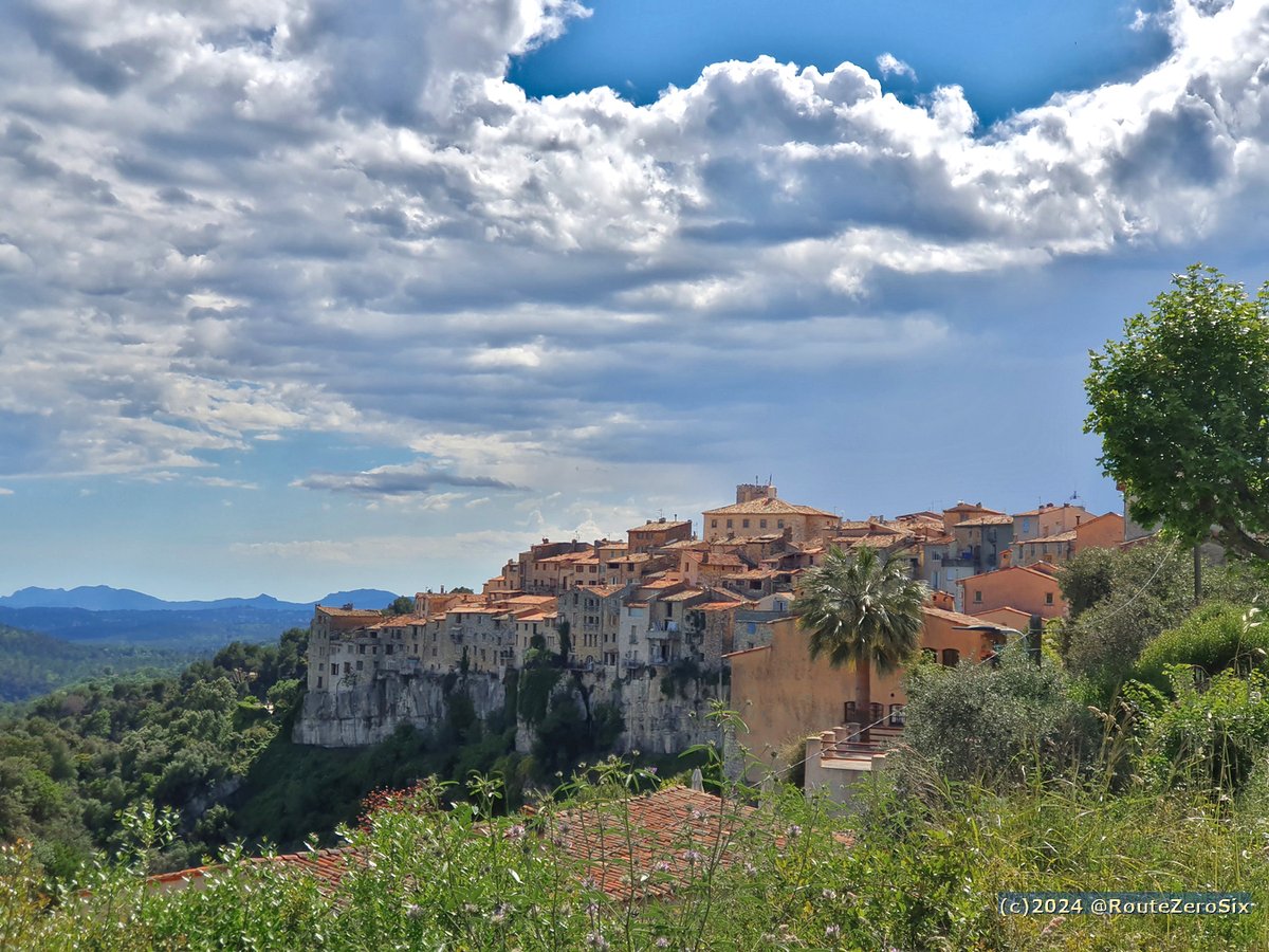 Tourrettes-sur-Loup sous les nuages #TourrettessurLoup #CotedAzur #CotedAzurFrance #AlpesMaritimes #Provence #RegionSud #MagnifiqueFrance