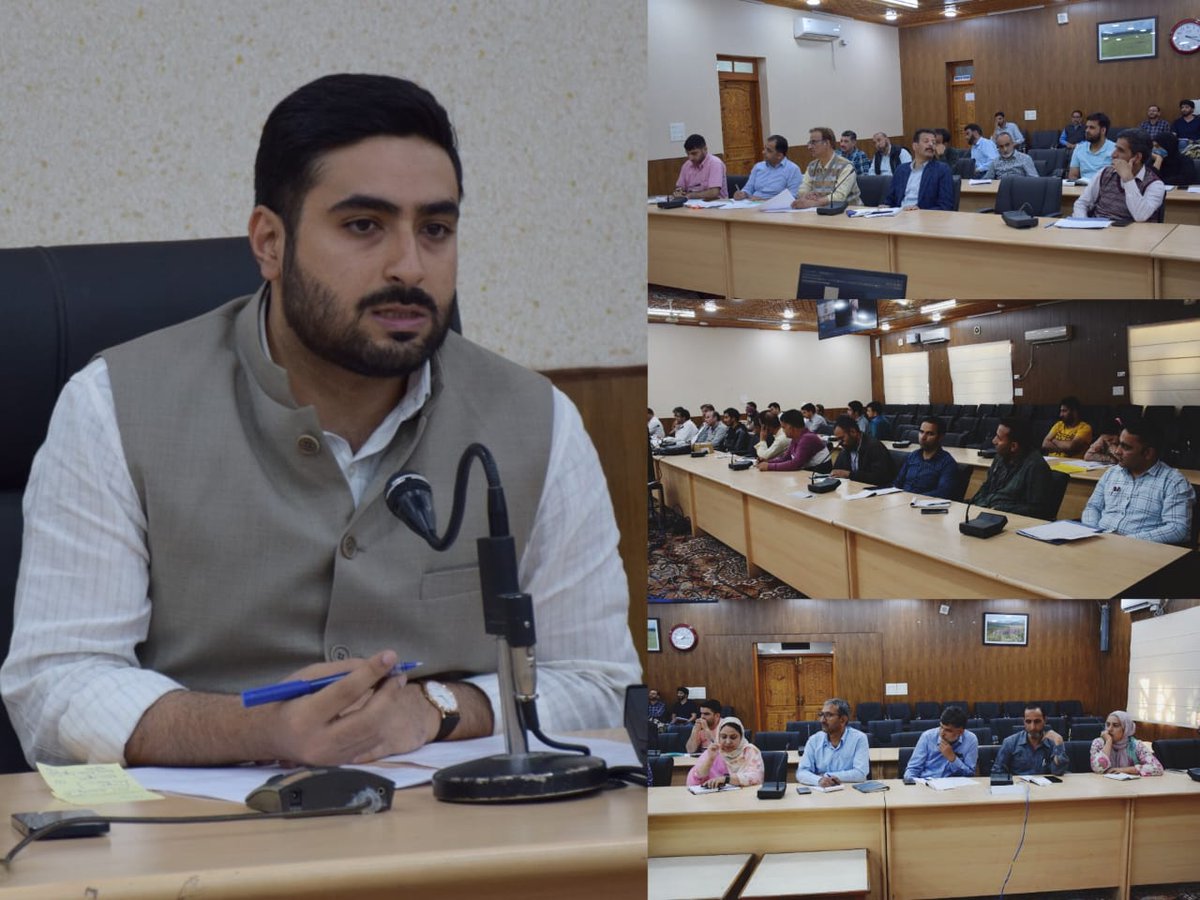 KNSKashmir's tweet photo. #KNSupdate ||

DEO/ DC Budgam @akshaylabroo chairs pre- poll preparedness meeting
Reviews arrangements for  seamless conduct of elections in Khansahab, #Charar-i-Sharief &amp; Chadoora segments of #Srinagar PC

@ECISVEEP @ceo_UTJK @diprjk @DivComKash @DC_Budgam https://t.co/h4blAC87t4