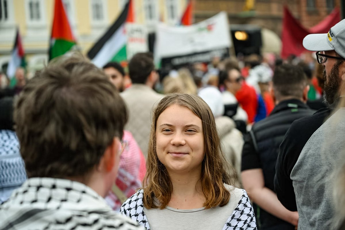 #Greta #Thunberg zeigt sich jetzt offen als #Antisemit-in, mit Kufiya /Keffiyeh, auch in Malmo, Schweden beim Eurovision Song Contest #ESC2024, inmitten von #HAMAS-Freunden. 🤮 Auf ihrem #ExTwitter-Account zitiert sie gern Al Jazeera...