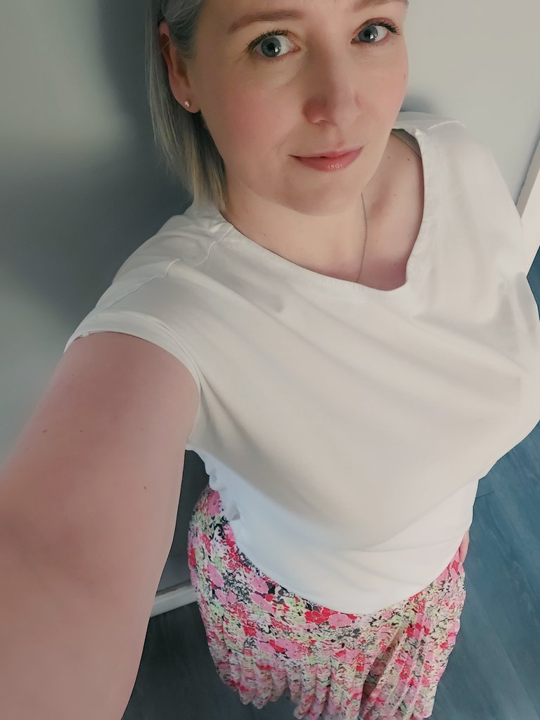 Sun's out so time to start dragging the brighter work clothes out 🥳🌞 Had a yr4 tell me my outfit was lovely too ☺️