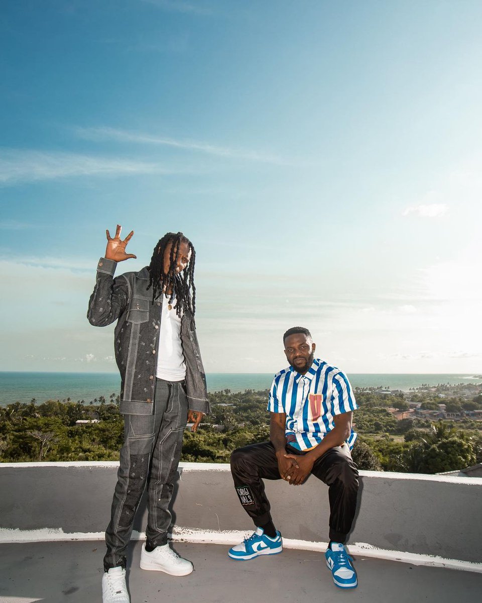 What is your favourite @r2bees song? Send us a Voice note on our WhatsApp number 0548841039 and it will played on air. #MagicMoments