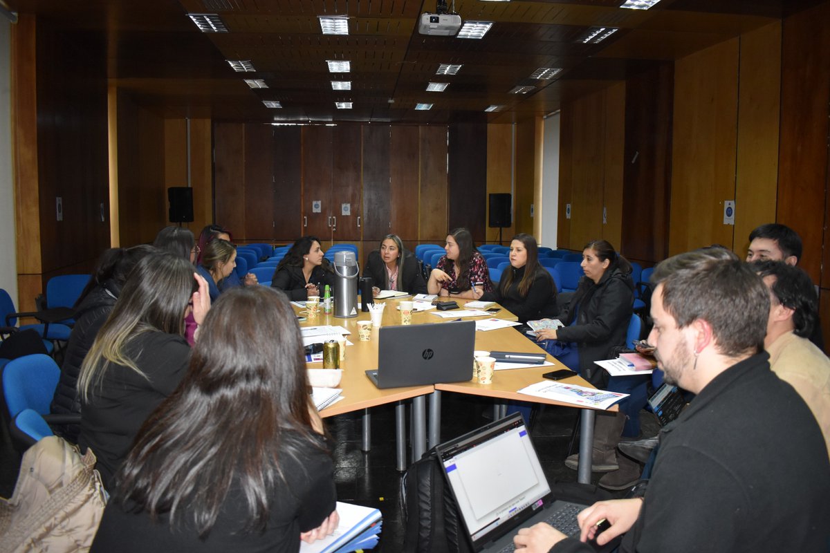 SaludMagallanes's tweet photo. 🔴#ConstruyendoSaludMental A fin de optimizar atención de los distintos dispositivos que integran la #RedAsistencial, se desarrolló la 3ra #MesadeDemencia2024 con participación del #Intersector a través de @SenamaPtaArenas y Centro Diurno Referencial @ministeriosalud @JorgeFlies https://t.co/Efe9UuIzwK
