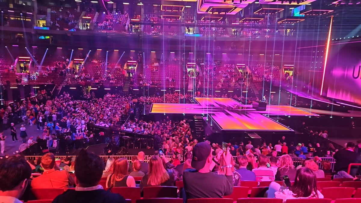 Goldytap's tweet photo. My view for tonight! And I'm just in front of the executive desk so that's extra exciting! https://t.co/CtpT9h3mlN
