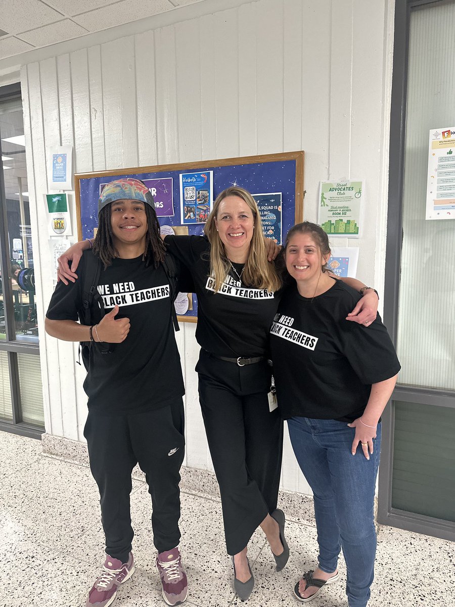 Marlene a leader from the Arlington NAACP youth council organized Black Teacher Appreciation Day along with @APSCareerCenter DEI leaders! Teachers and students showed their pride wearing their #weneedblackteachers T-shirts. 
@CenterBlackEd @SuptDuran @DEI_APS  @APSVirginia