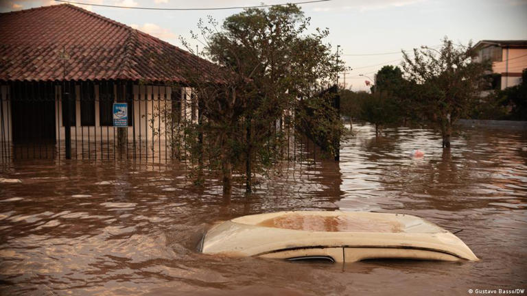 #Brazil #floodings #RioGrandedoSul #flooding #PortoAlegre #flood - 5/9/24 update Deaths: 108 [107 Rio Grande do Sul + 1 Santa Catarina] Injuries: 374 Missing: 136 Displaced: 232,100 Sheltered: 67,428 📸 DW