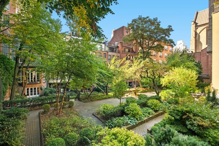 See inside a secret NYC garden that only 12 homes can enjoy tinyurl.com/h5vbrces

#NYC #SecretGarden #LuxuryLiving #MBRENY #joanbrothers