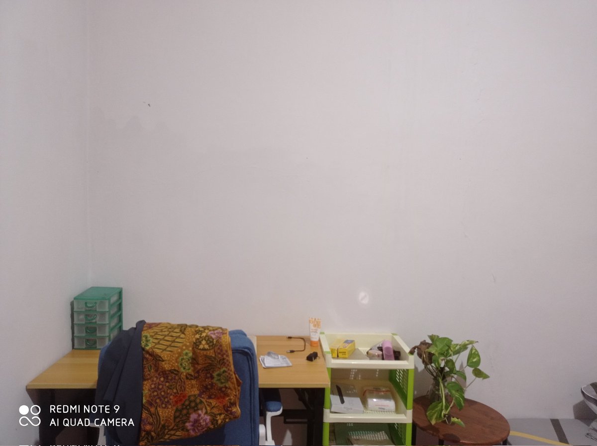 Jodi13764111's tweet photo. Kira kira tembok diatas meja ini dikasih apa ya biar ga sepi. Agar lebih estetik dan betah dikamar.
#desaininterior
#makeoverkamar
#desaintembok
#hiasandinding https://t.co/0wPW8Kvvjt