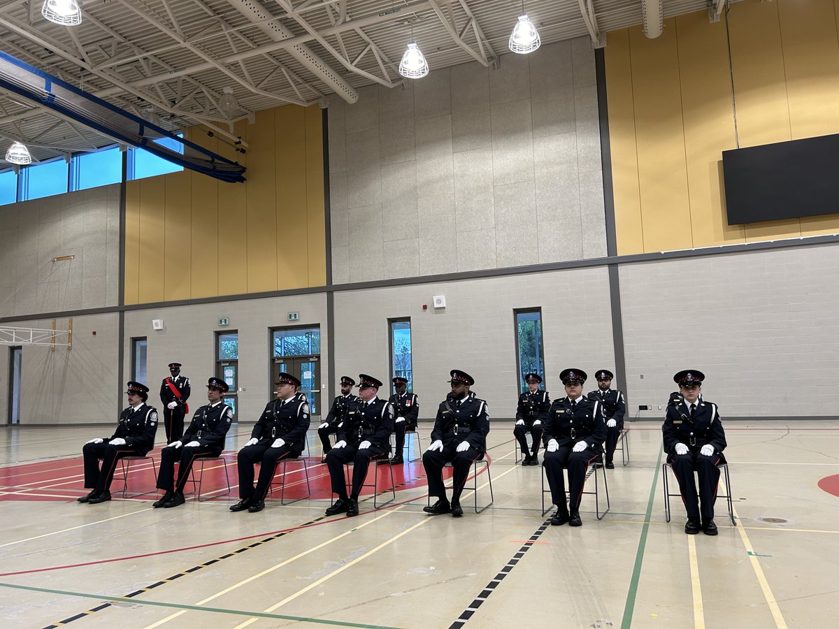 Congratulations to the new Auxiliary Officers who had their graduation this week--volunteers are vital in our collective efforts in ensuring public safety in our communities. @TorontoPolice @TPSAux14Div @TPSRobChoe @ParkdaleCop @TPS_CPEU