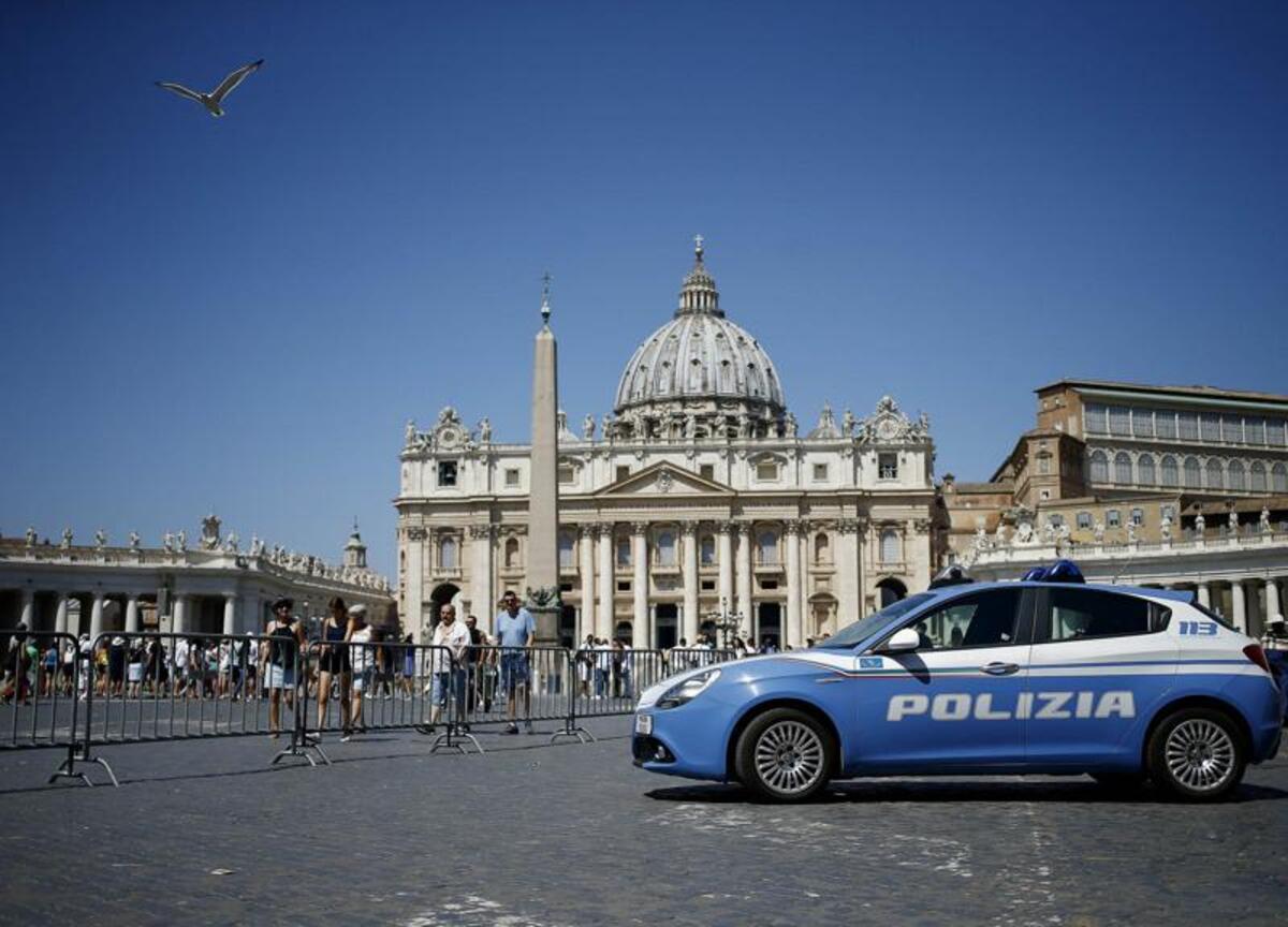 Armato di tre coltelli a San Pietro: americano espulso, era un ricercato dlvr.it/T6fG92