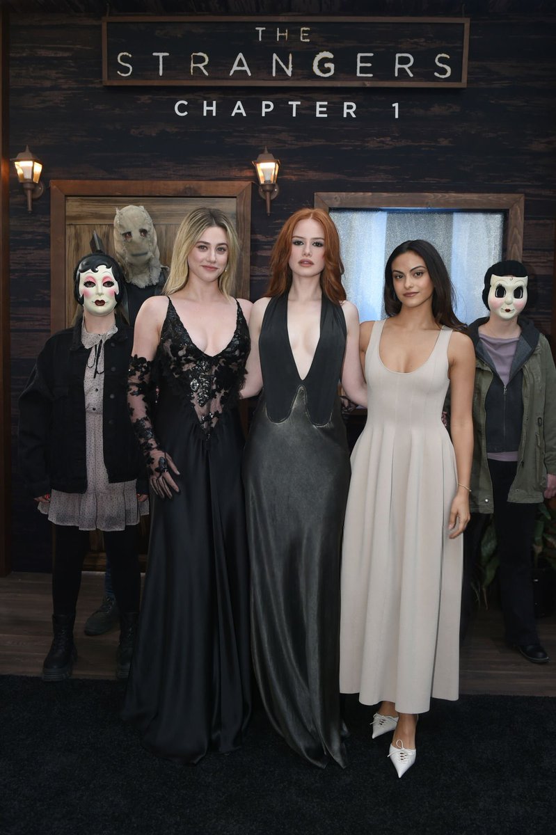 Camila Mendes con Lili Reinhart y Madelaine Petsch en la premiere de ‘The Strangers: Chapter 1’ en Los Angeles, California. — 08/05.