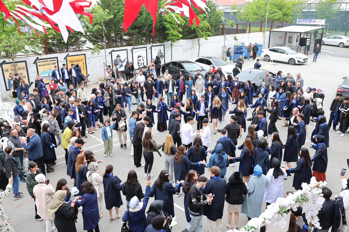 Mezuniyet sezonu açılmıştır 🎓🥳 2023-2024 Eğitim Öğretim Yılının ilk mezuniyet törenini Hasan Celal Güzel Anadolu Lisesinde gerçekleştirdik. Yolunuz, bahtınız açık olsun gençler 😊👋🏻