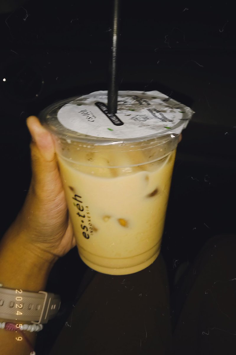 isya_isya's tweet photo. Gaiss akhirnya😭 21 th hidup baru pertama kali dibeliin minuman sm cowooo, gilo niaan. Tapi makasih banyaakkk, yaaaa https://t.co/6s6Fknd35T