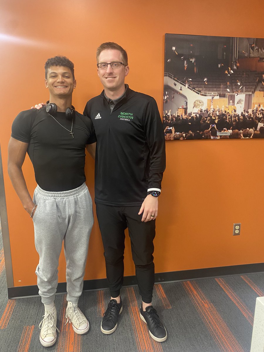 Thank you @SamKing10 for stopping by my school and talking to me!! I enjoyed learning about both your school and the program at @UNDfootball ‼️ I look forward to strengthening our relationship‼️