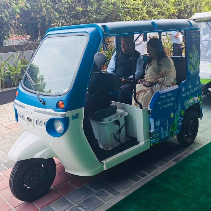 sumanmishra_1's tweet photo. Patience is a virtue, but no one said we had to wait sooooo long! 

Finally  we got these pictures of @anandmahindra enjoying his ride in the Treo at the @tech_mahindra campus! 

My colleagues there really know the way to our hearts @MahindraLMM  😀😀 https://t.co/oFZ0vB97kb