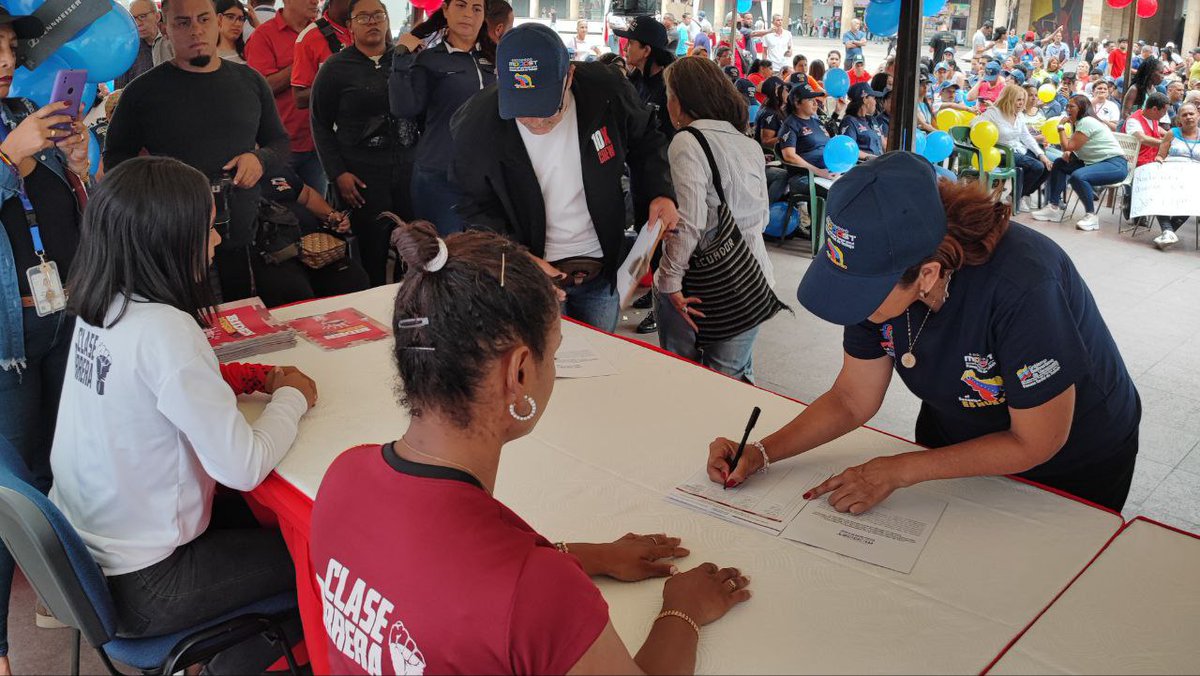 MinTrabajoVE's tweet photo. #09May || Trabajadores y Trabajadoras del #MPPPST firman en rechazo de las sanciones imperialistas y en apoyo a los hombres y mujeres de la industria Petrolera.
¡Basta ya de las sanciones!
#NicoEsUnDuro
@NicolasMaduro
@AlexisJCorredor
@PDVSA https://t.co/b3GW4Y4Br1