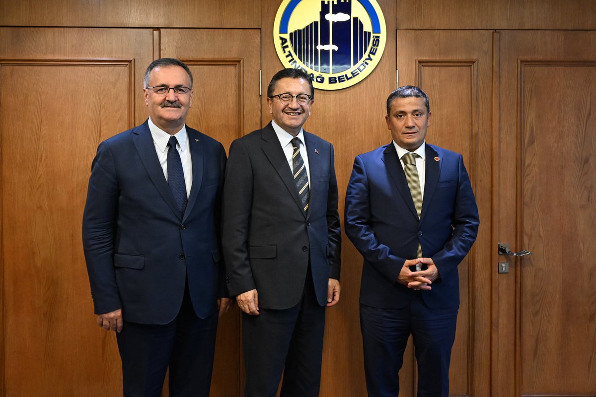 Kızılcahamam Kaymakamı Sn. Dr. Nuri Mehmetbeyoğlu’nu belediyemizde misafir ettik. Sn. Mehmetbeyoğlu’na nazik ziyaretleri ve hayırlı olsun dilekleri için teşekkür ediyoruz.