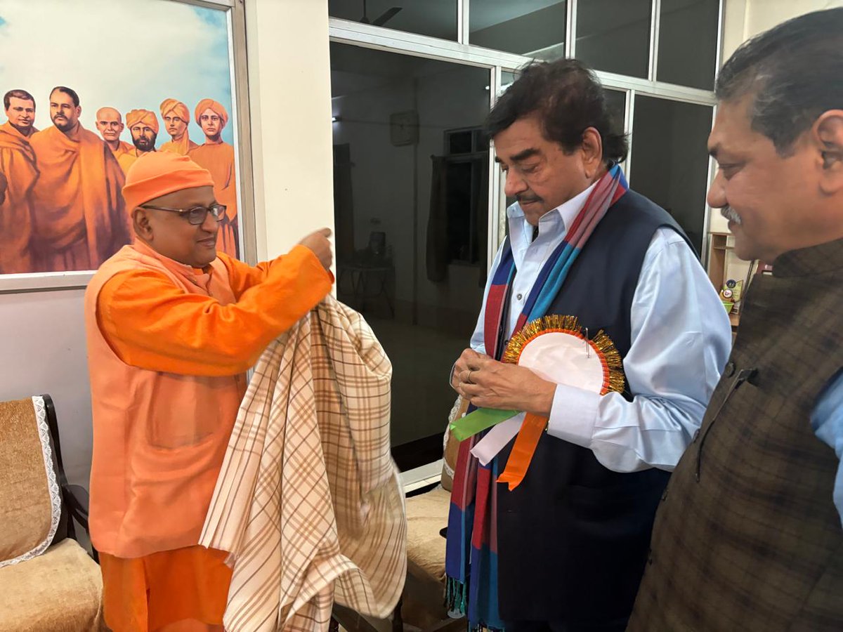 Recently was delighted to have visited the Ramakrishna mission along with daring MLA #NarendranathChakroborthy to seek blessings & pay my respects. Was humbled as Swamiji greeted & blessed me with a traditional shawl too. Truly a blissful & divine experience! Joi Bangla! Jai…