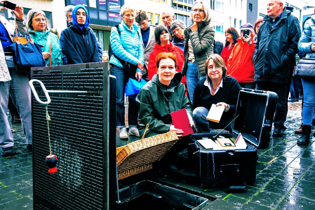 Morgen, 14 Uhr, Marktplatz #bonn - herzliche Einladung! Politik von Angst und Hass ist nie zwangsläufig. Aber sie wird kommen, wenn wir sie zulassen. Wir sind es, die entscheiden, ob Bücher Tore in andere Welten werden - oder erneut zum Raub der Flammen: bonn.de/pressemitteilu…