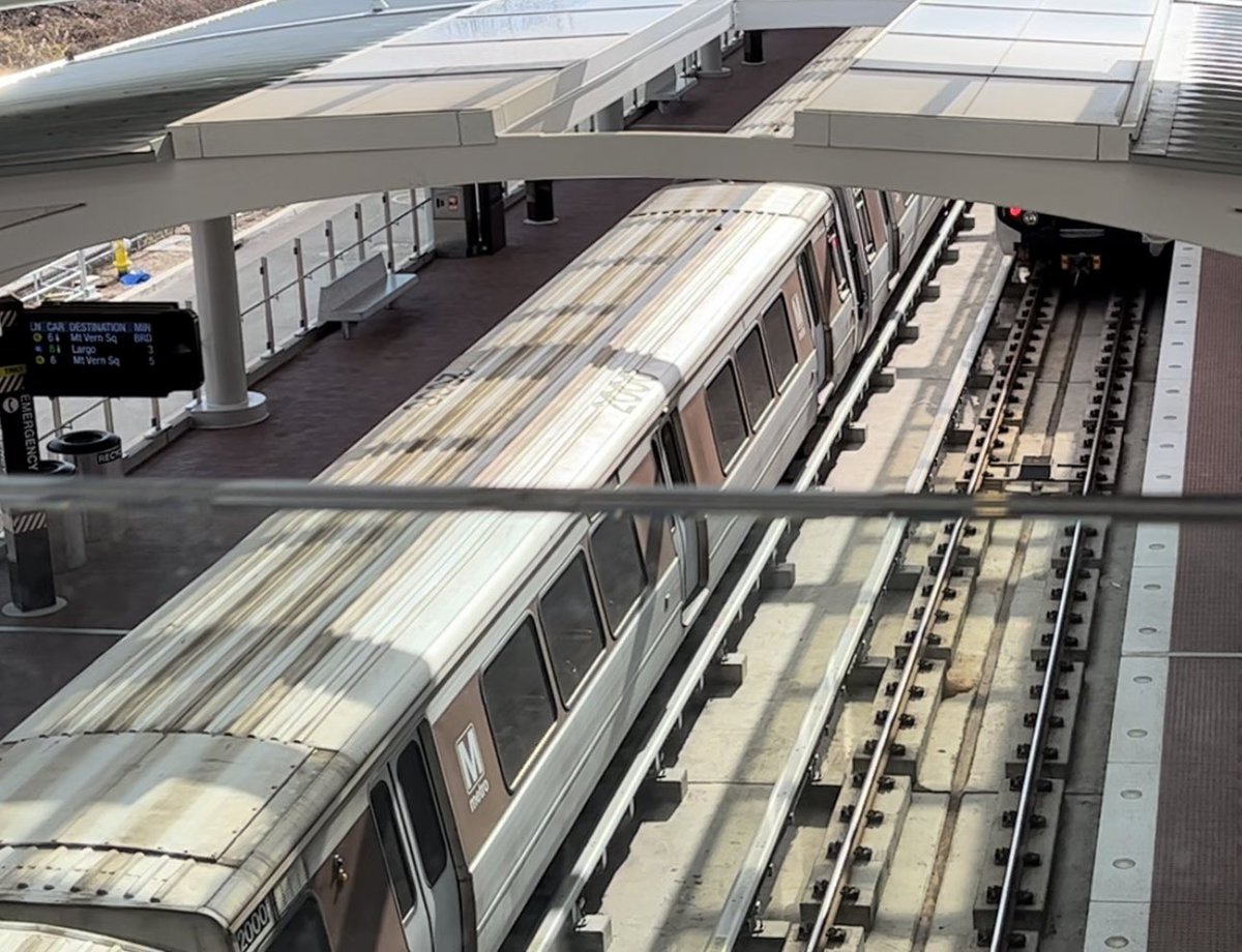 tomroussey7news's tweet photo. NEW: Metro officials just announced 2000 series railcars will be retired tomorrow &amp; no longer used. 
2000 series trains first entered service in 1983.  These days they only go about 12,000 miles between breakdowns while 7000 series trains last almost 60K on average. #wmata https://t.co/Ug5qIJ6FHO