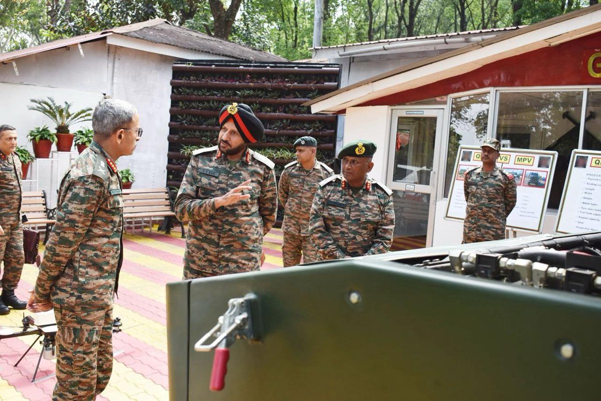 #IndianArmy #EasternCommand #StrongAndCapable Lt Gen RC Tiwari, #ArmyCdrEC on a two day visit to #Manipur reviewed the operational preparedness of a field formation in Leimakhong on 09 May 24. Army Commander complimented all ranks for their professionalism, motivation and…