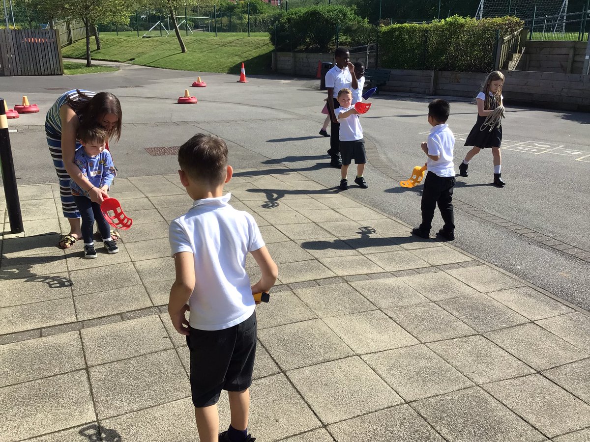 Finally some sunshine! We love finding fun things to do in the sun and our playground. ☀️🎾🥍⚽️🏓🧢🌞😎 @JosephLockePS @JosephLockePE @MrsBrockJLPS @MissDransfield