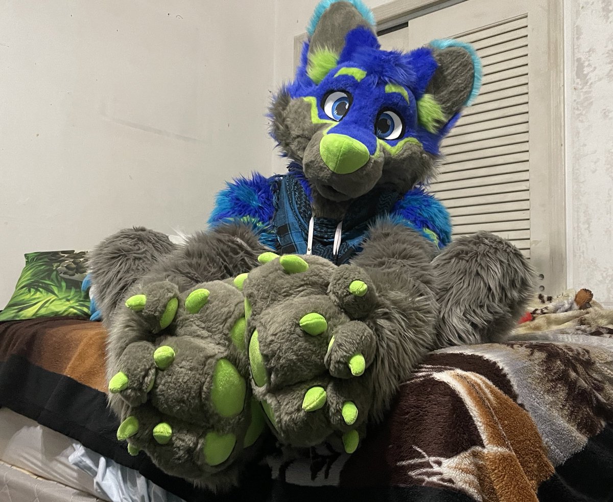 “Who wants to be the meat in my paw sammich?” X3 

📸 @WinterKundra 
🪡@WildDogWorks 

#fursuit #paws #fursuitpaws #furry