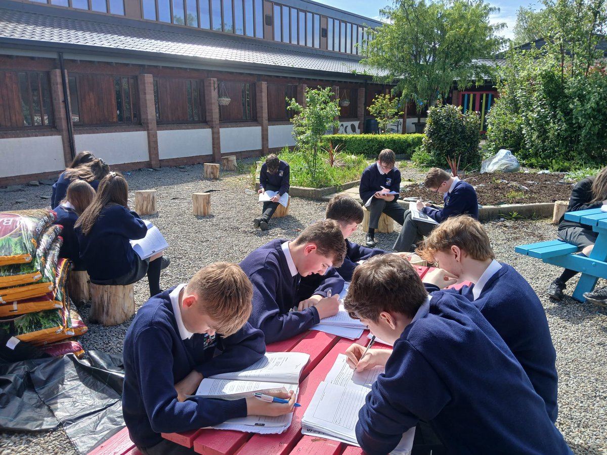 Mr Dowling's Third Year English Class making great use of the outdoor classroom 🌞🌻😎🎒📖

#WeAreCPCC #Teamddletb #OutdoorClassroom #Sunshine