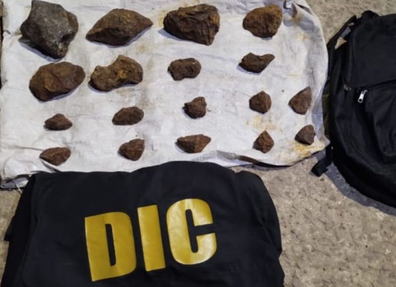 ALTOS METEORITOS☄️

…vendían dos hombres en Gancedo, por whatsapp📱. Pedían 1500 dólares por kilo, tenían 15 kilos de “cuerpos celestes”.

Los de Investigaciones🕵️ simularon una compra el miércoles por la noche, coordinaron un encuentro y zas! detenidos.